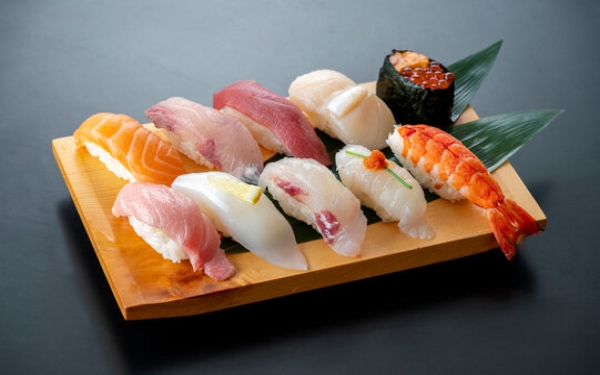 🍣 ダイエット中でも安心！外食のポイントとおすすめ店｜パーソナルジムXingfu